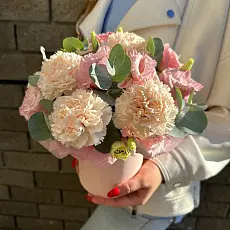 Композиция живых цветов с эустомой и гвоздикой