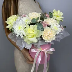 Букет живых цветов с хризантемой и белой французской розой в шляпной коробке