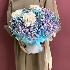 Букеты живых цветов с гвоздикой и гипсофилой в нежной шляпной коробке