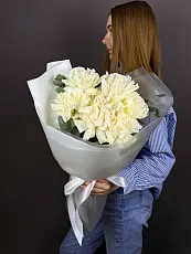 7 Белых роз с эвкалиптом 