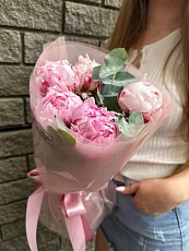 5 пионов с эвкалиптом