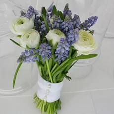Букет невесты из Мускари и Ранункулюсов 