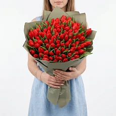 Букет из Красных Тюльпанов в пленке 101 шт