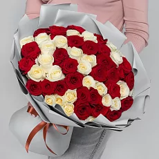 Букет из 51 красной и белой розы