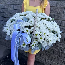 Корзина с белой кустовой хризантемой 