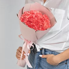 15 Ярко-Розовых Гвоздик в упаковке 