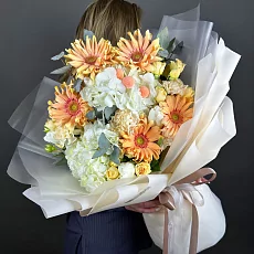 Букет с гортензией и герберами