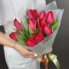 Букет из 11 рубиновых тюльпанов