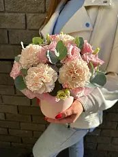 Букет живых цветов с эустомой и гвоздикой в нежной шляпной коробке