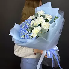 Букет с голубой гортензией и гвоздикой