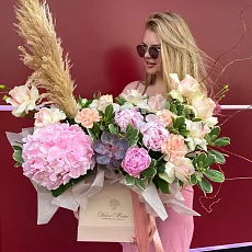 Коробка с гортензией и пионами