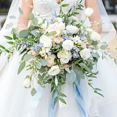 Букет невесты с пионовидными розами и дельфиниумом 