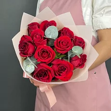 11 роз бордового цвета с эвкалиптом