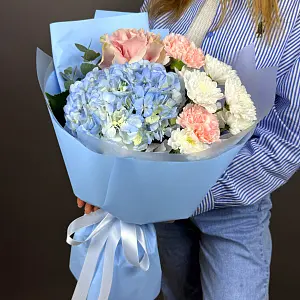 Нежный букет с голубой гортензией 