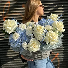 Корзина с цветами - розы пионовидные и голубая гортензия