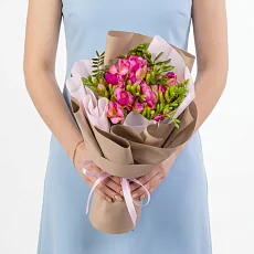 15 Малиновых Фрезий в упаковке