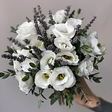 Композиция невесты из белой эустомы и лаванды