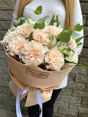 Композиция с гвоздикой и альстромерий 