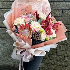 Букет из протей и роз 