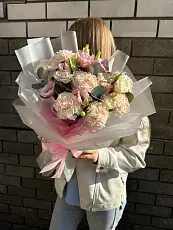 Букет живых цветов с гвоздикой и эустомой