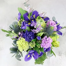 Свадебный букет из ирисов и диантуса