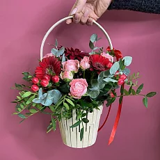 Корзина с цветами - роза кустовая и герберы