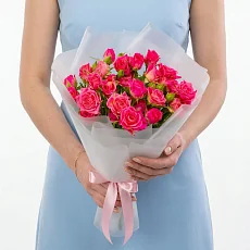 Букет из 7 Малиновых Роз в упаковке