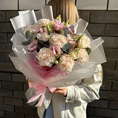 Букет с гвоздикой и эустомой 