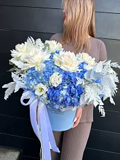 Композиция с голубой гортензией и розами 