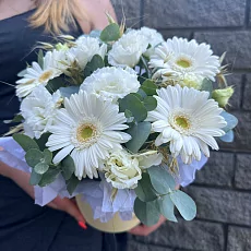 Шляпная коробка с эустомой и герберой 