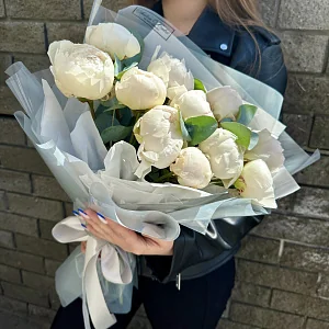 Букет из 11 белых пионов