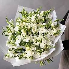 35 белых фрезий