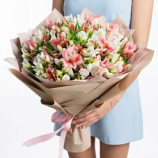 Букет с розовой и белой альстромерией