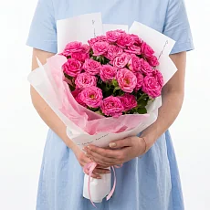 7 кустовых роз в упаковке