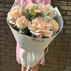 Букет с диантусоми и розами