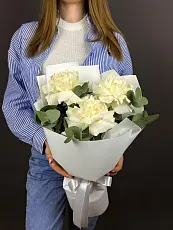 Нежный букет живых цветов из 3 Белых роз с эвкалиптом в дизайнерской упаковке