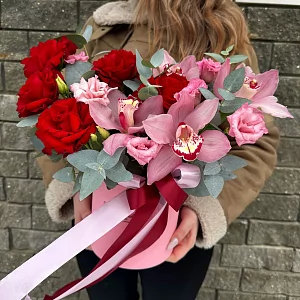 Композиция с розами и орхидеей 