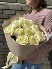 11 Белых роз в дизайнерской упаковке 