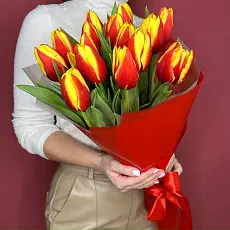 Букет живых цветов из 15 тюльпанов