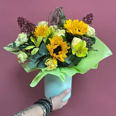 Шляпная коробка с подсолнухами и розами 