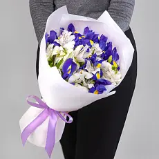 Букет живых цветов из ирисов и альстромерий