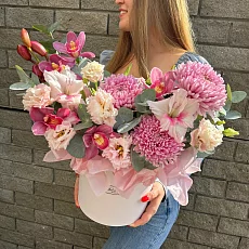 Коробка с одноголовой хризантемой и орхидеями 