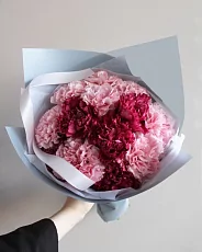 Композиция из розовых гвоздик в упаковке 