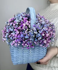Корзина цветов с пурпурной гипсофилой 