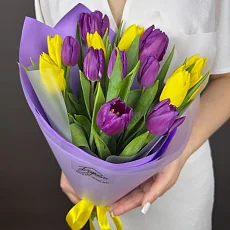 Букет из 15 Тюльпанов желтого и сиреневого цвета
