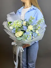 Букет с голубой гортензией и дельфиниумом