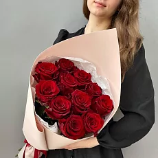 11 красных роз в дизайнерской упаковке 