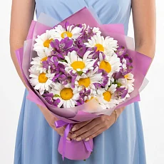 Букет из альстромерий и ромашек