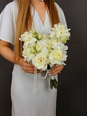 Композиция из кенийских роз и эустомы 