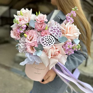 Шляпная коробка с гортензией и лотосом 